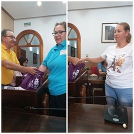 Dos de las afortunadas cogen el número de la vivienda que les ha sido asignada.