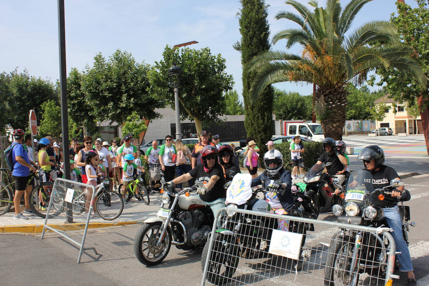 Imagen principal - 268 personas forman parte de la I Carrera del pijama contra el cáncer infantil