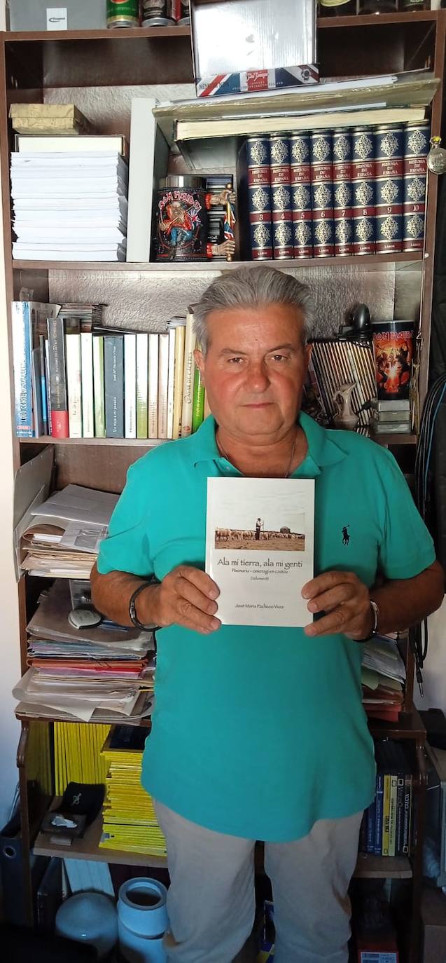 El autor con su nuevo libro.