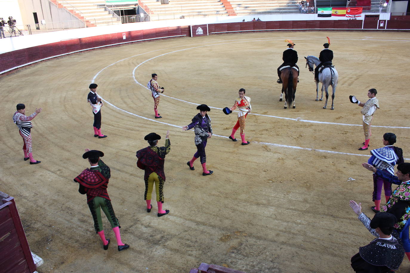 Imagen principal - Noche de triunfos en la Plaza de Toros de Casar de Cáceres