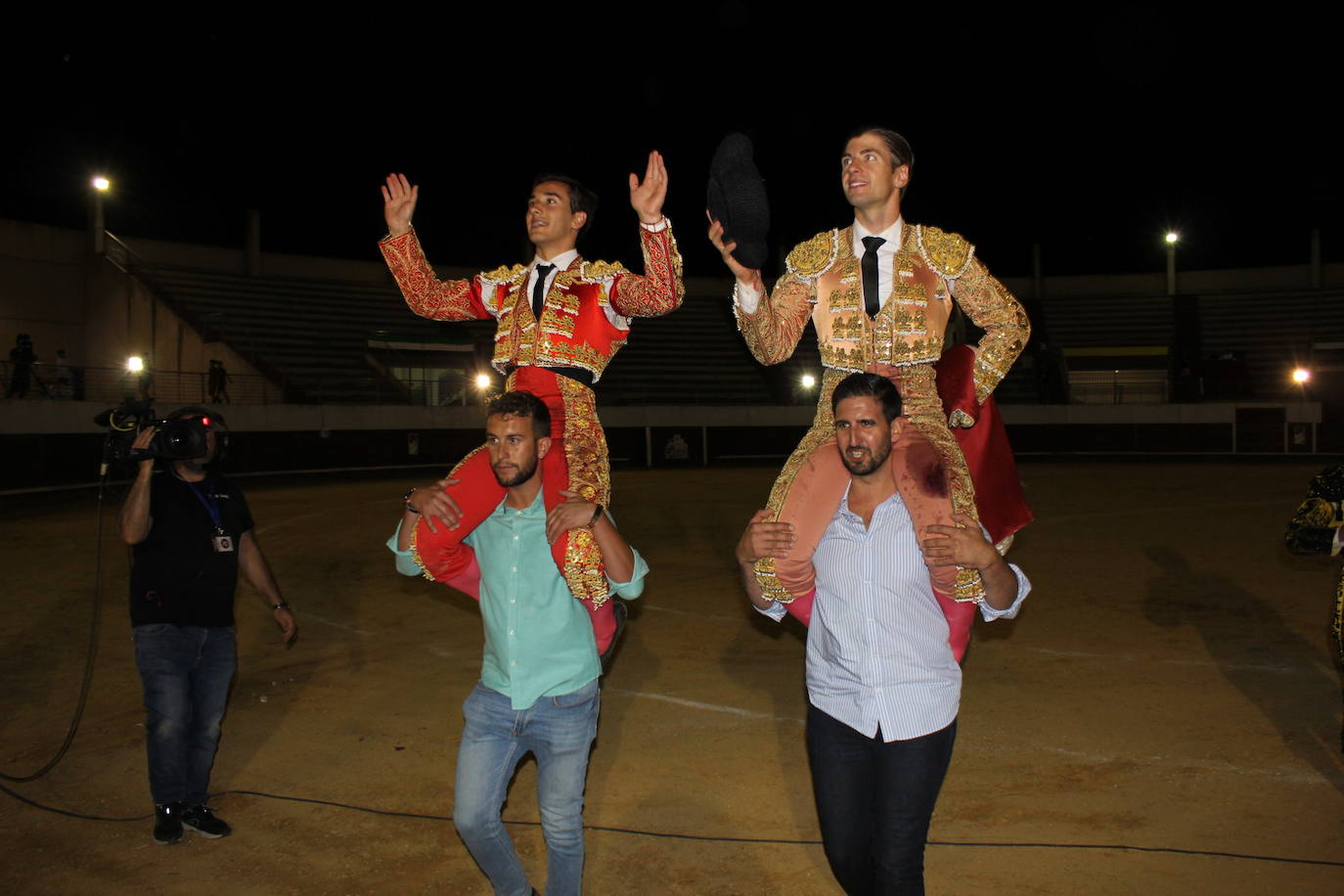 Ismael Martín y Alejandro Mora, a hombros anoche a su salida del coso casreño.
