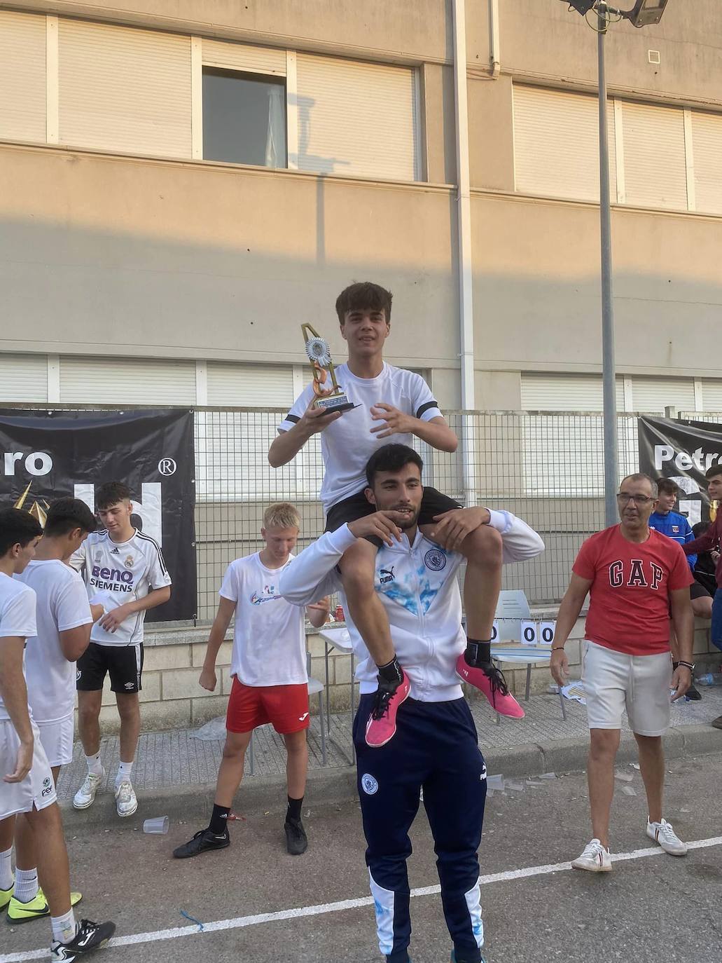 Imagen secundaria 2 - Récord de equipos en el Torneo 3x3 de fútbol calle organizado por la Hermandad del Cristo de la Peña