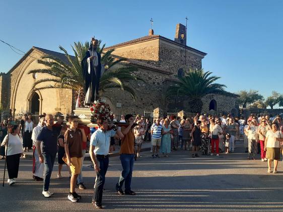 Decenas de personas arropan a Santiago en su festividad