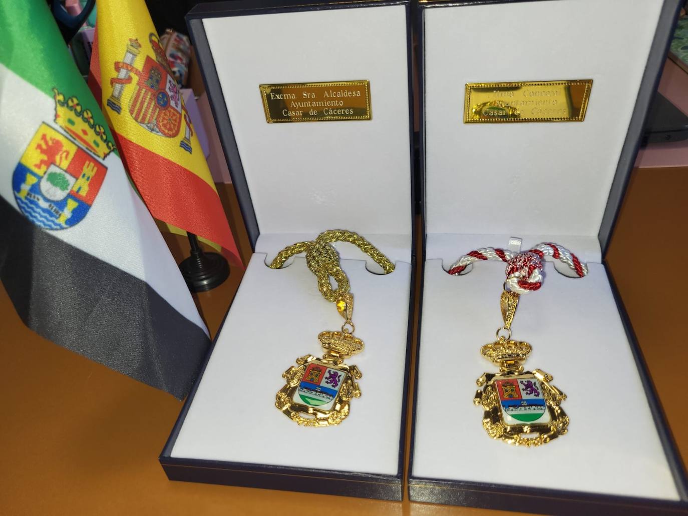 Imagen secundaria 1 - Minuto de silencio institucional contra la violencia machista, mociones y medallas a la nueva Corporación en la primera sesión plenaria de la legislatura