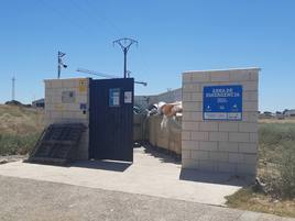 La pasada semana se retiró una hoja de la puerta para evitar los desechos fuera de las áreas de emergencia.