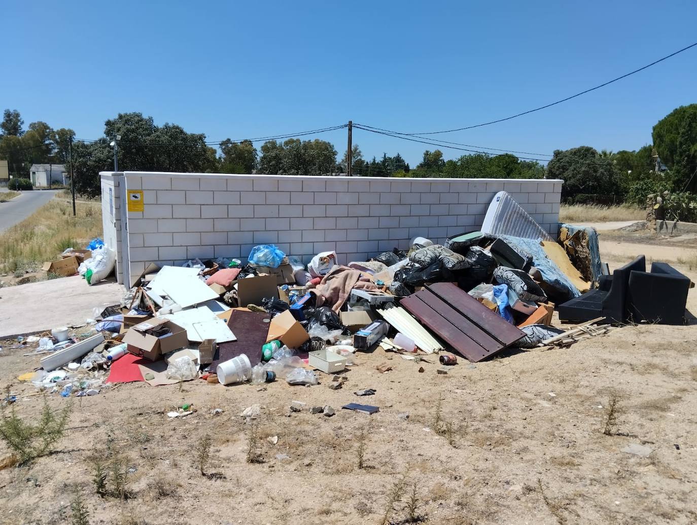 Imagen principal -  Imagen del área de emergencia de El Monte, previa a la retirada de una de las hojas de la puerta. L.C.G.