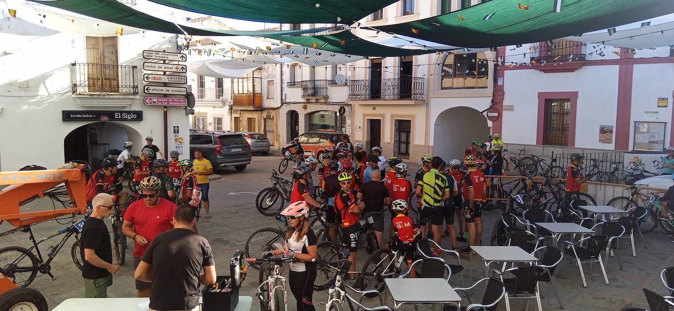 Imagen secundaria 1 - Más de 300 inscritos apuestan por la bicicleta, la carrera popular nocturna y el piragüismo