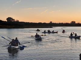 El último turno de esta tarde ha remado por el Pantano mientras disfrutaban con la puesta de sol.