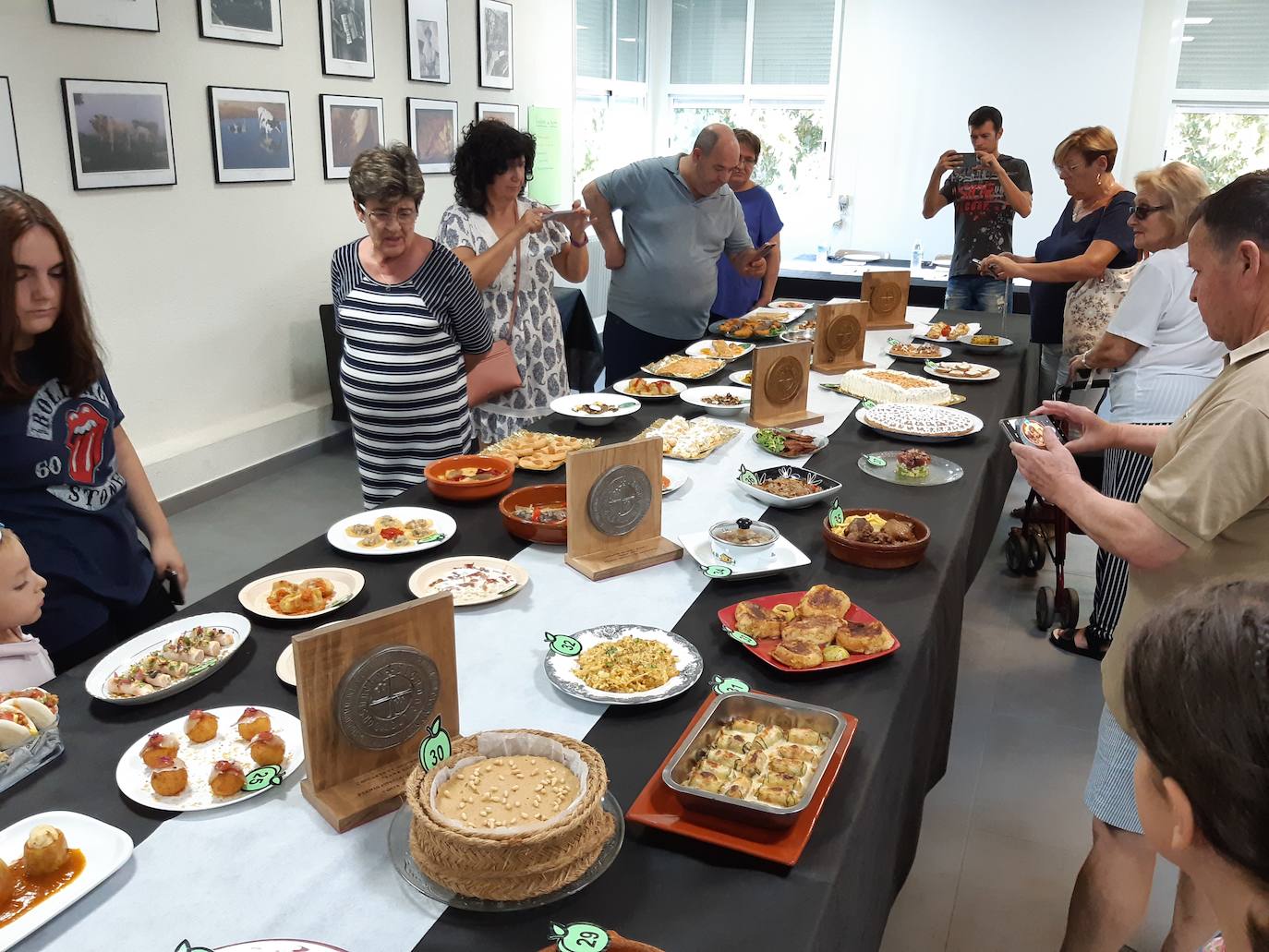 Imagen principal - Unos rabos de cerdo al estilo de la abuela ganan el Concurso gastronómico del Ramo