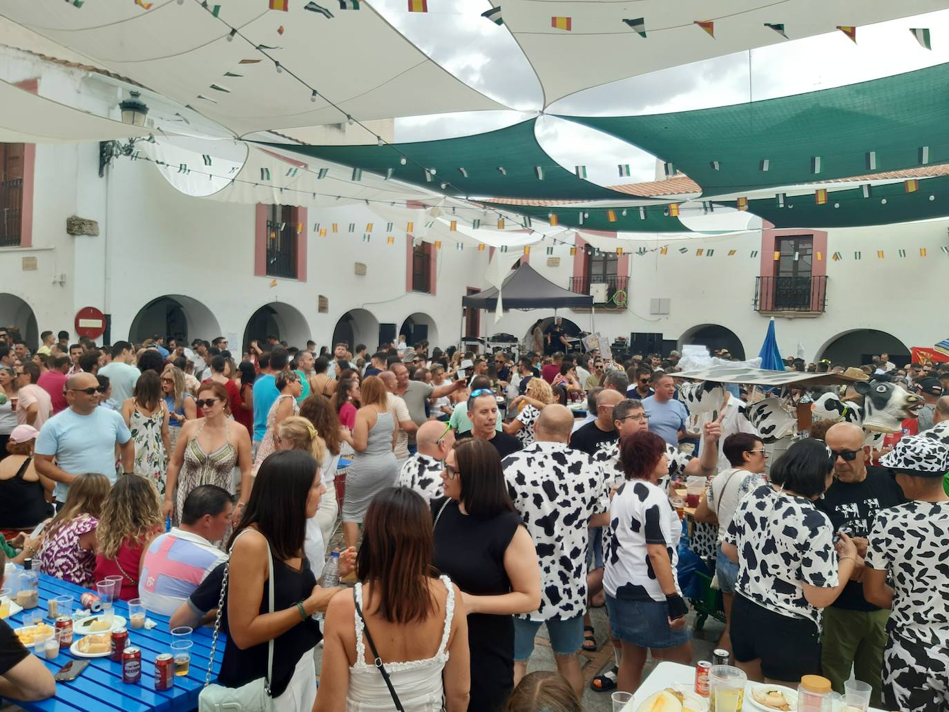 La Plaza de España vuelve a ser el punto de encuentro en la fiesta de día