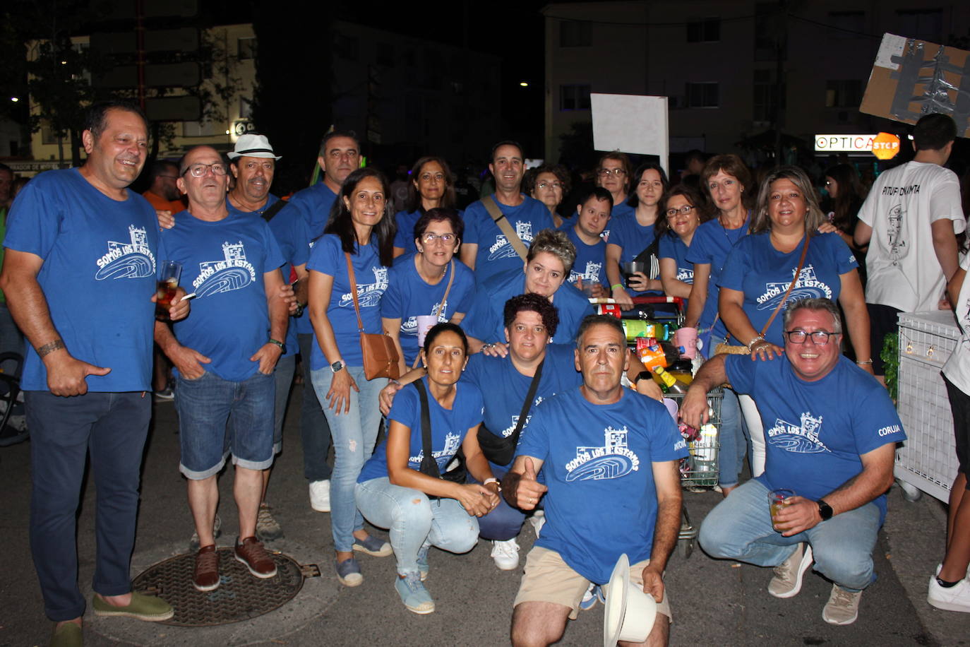 Imagen secundaria 1 - Lanzan el primer chupinazo de las fiestas del Ramo ante una multitud de casareños y forasteros