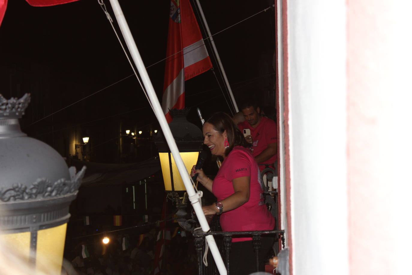 Imagen secundaria 2 - Lanzan el primer chupinazo de las fiestas del Ramo ante una multitud de casareños y forasteros