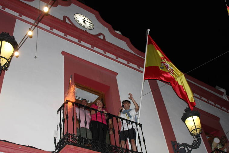 La alcaldesa, Marta Jordán, y el concejal de Festejos, Jaime Carretero, tras el encendido del cohete, anoche en el balcón principal del Ayuntamiento.