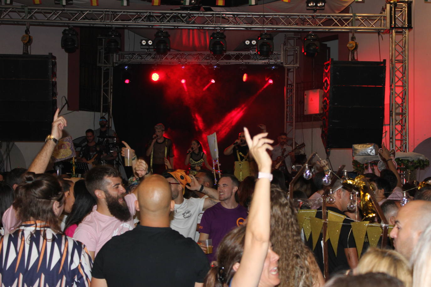 Imagen principal - Lanzan el primer chupinazo de las fiestas del Ramo ante una multitud de casareños y forasteros