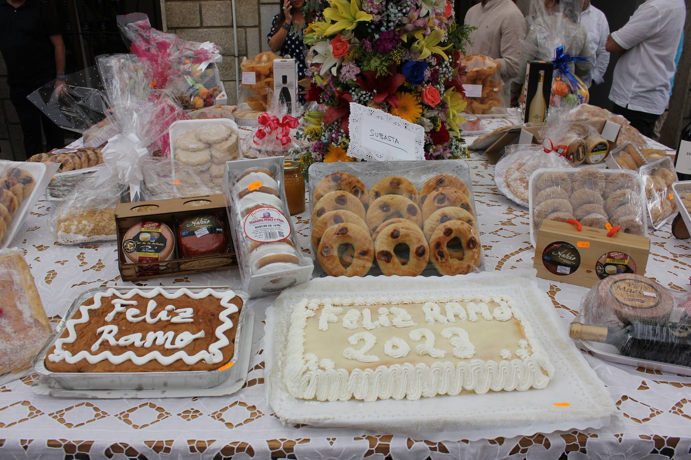 Imagen secundaria 2 - La Mesa del Ramo se celebra bajo la lluvia