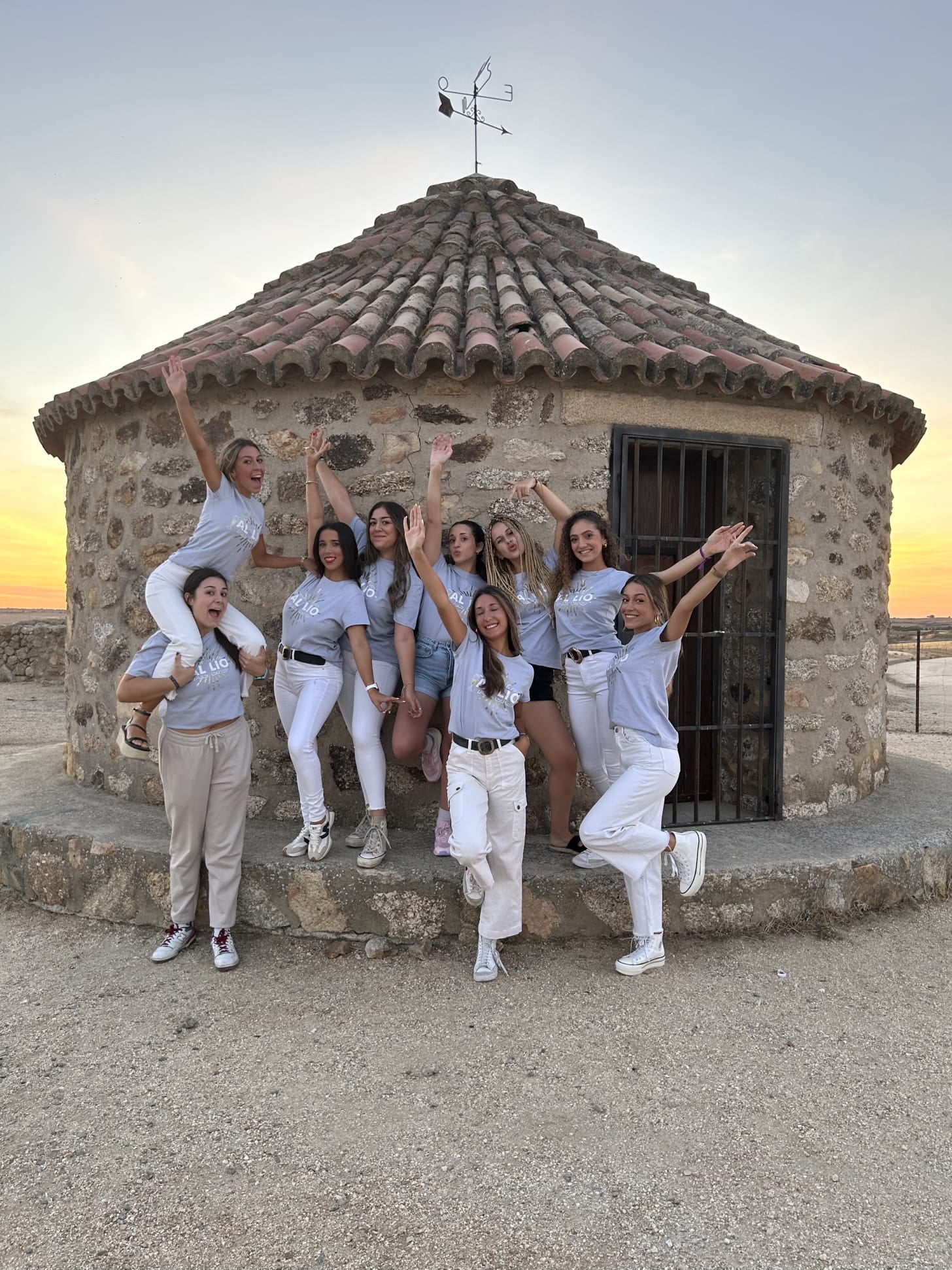 Imagen principal - 'Dale al play' y 'Al lío' ganan el primer concurso de fotografías de peñas del Ramo