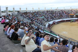 Media plaza de toros abarrotada para disfrutar de los festejos populares