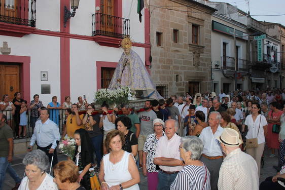 Una multitud da la bienvenida a la patrona casareña a su llegada a la localidad