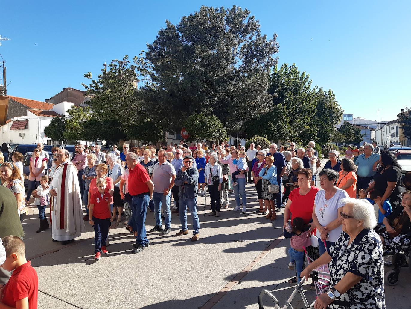 Imagen principal - Jinetes y amazonas casareños escoltan durante dos horas a la Virgen del Prado hasta su ermita