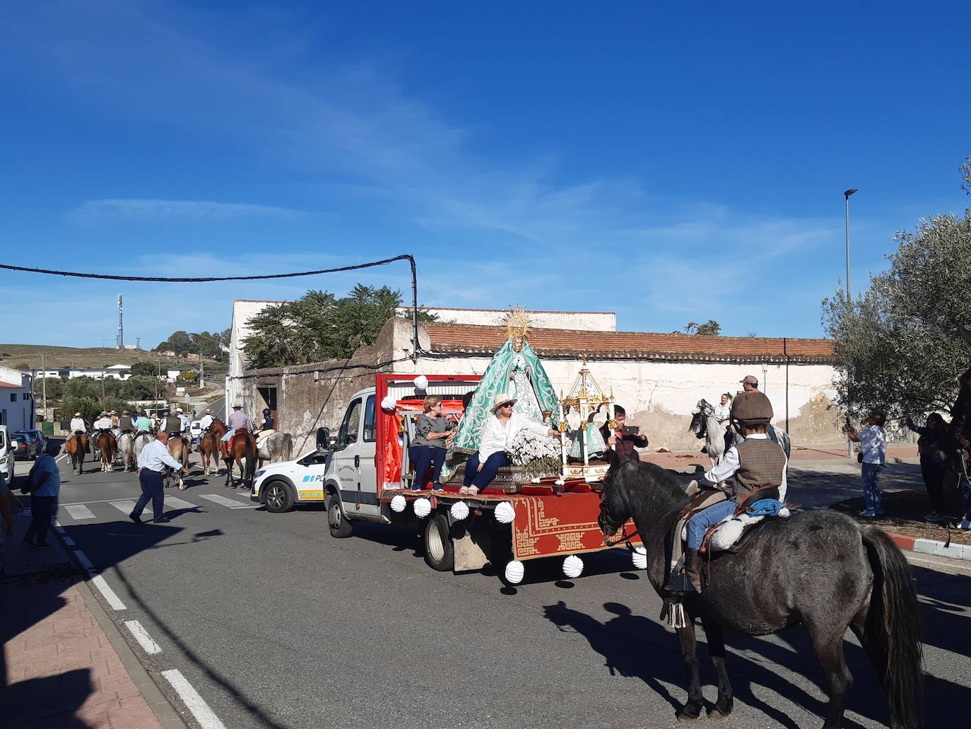 Imagen secundaria 1 - Jinetes y amazonas casareños escoltan durante dos horas a la Virgen del Prado hasta su ermita