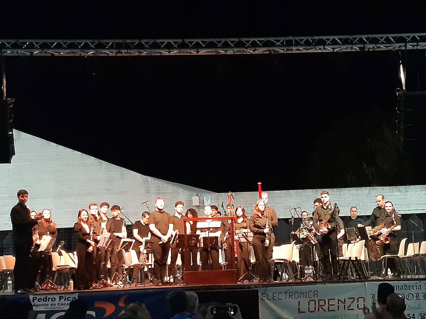 Imagen principal - Más de 60 músicos de la provincia cacereña se dan cita en el II Encuentro de bandas 'Torta de Casar'