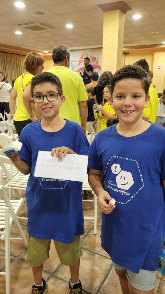 Imagen principal - El casareño Manuel Pacheco González gana la IX Feria de Ciencias de Extremadura con su experimento 'Reciclando con porexpan'
