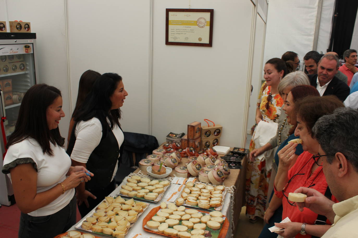 Imagen secundaria 1 - Decenas de quesos artesanos se dan cita en la VII Feria Europea de Casar de Cáceres