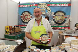 Alan Pendás muestra el Cabrales que se ha hecho famoso en todo el mundo y que ha traído a Casar de Cáceres.