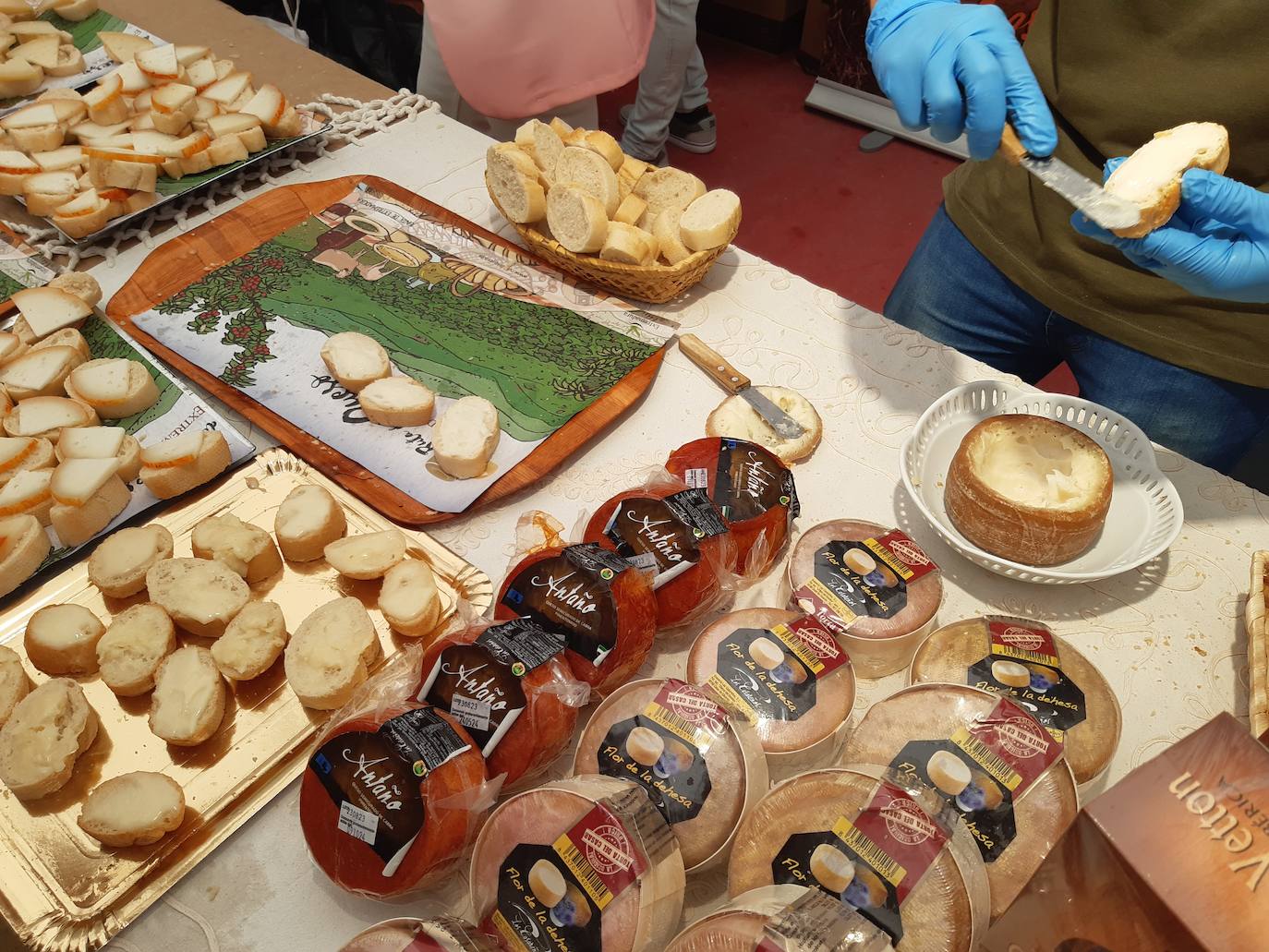 El queso úne en Casar de Cáceres a miles de personas