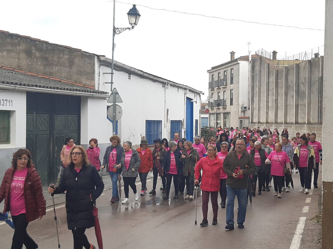 Imagen secundaria 1 - Casar de Cáceres se tiñe de rosa para la lucha contra el cáncer