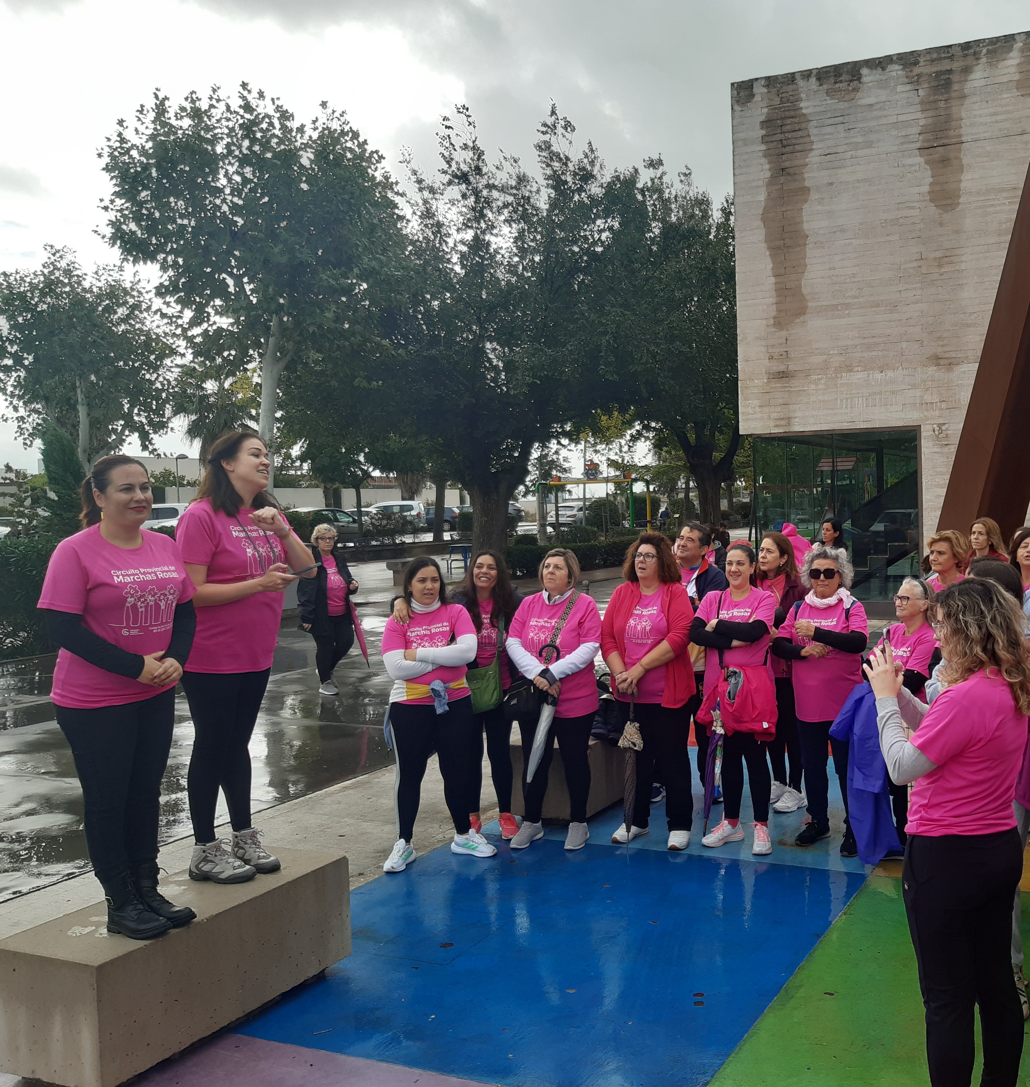 Imagen secundaria 2 - Casar de Cáceres se tiñe de rosa para la lucha contra el cáncer