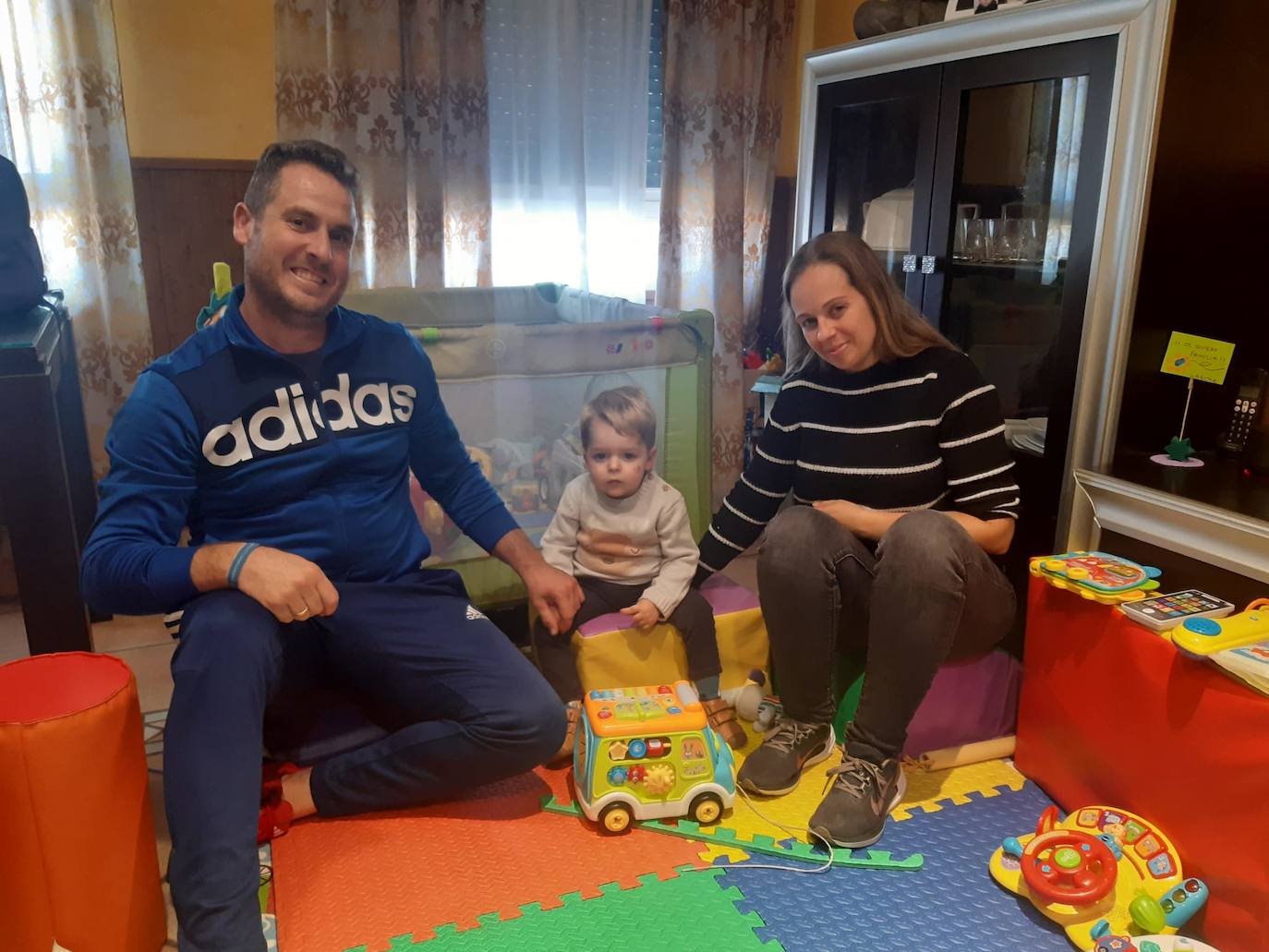 Imagen principal - Héctor, un pequeño héroe de ojos azules que lucha contra una enfermedad rara