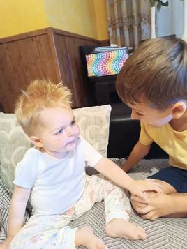 Héctor, junto a su hermano mayor Lucas.