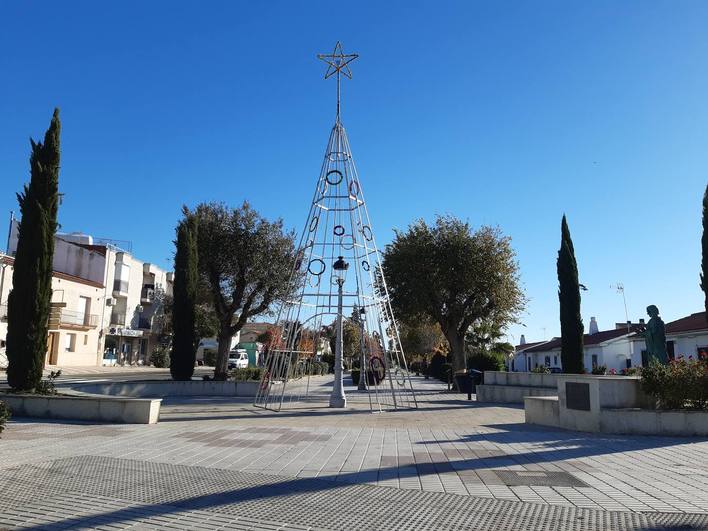El empresario Marcos Cruz dona un gran árbol navideño a los casareños