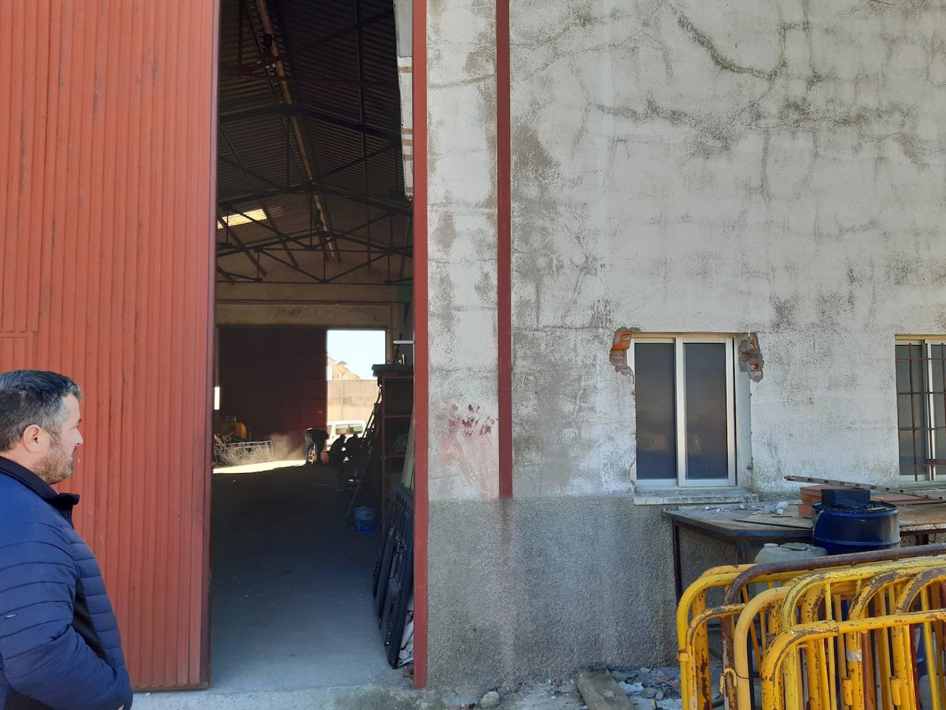 Imagen principal - Saquean numeroso material de la nave del Ayuntamiento y abandonan el camión en una finca cerca de San Benito