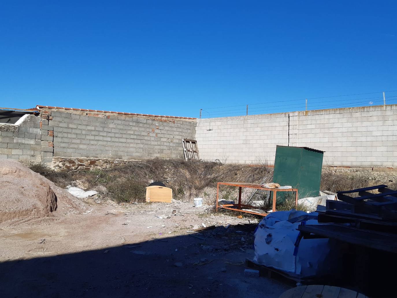Imagen secundaria 1 - Saquean numeroso material de la nave del Ayuntamiento y abandonan el camión en una finca cerca de San Benito