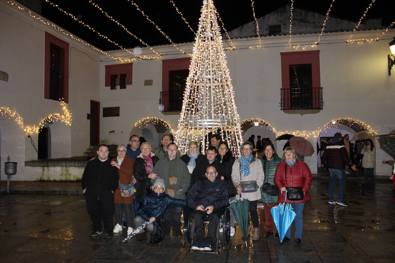 Imagen principal - Casar de Cáceres estrena la Navidad con su encendido de luces