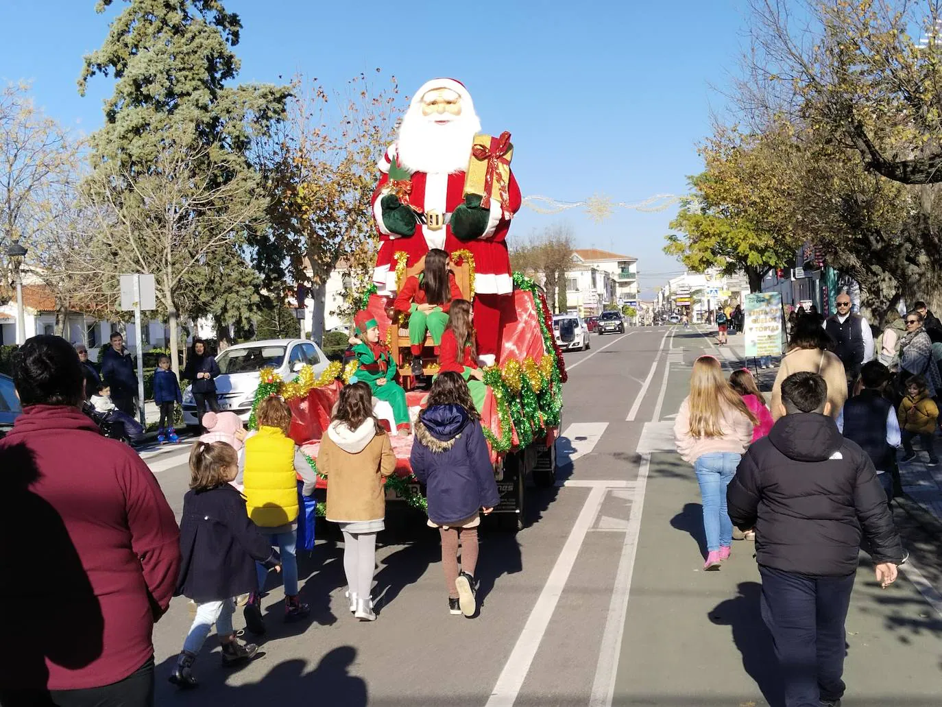 Desfile con un gran Papá Noel por algunas calles, a iniciativa de la empresa Covi.