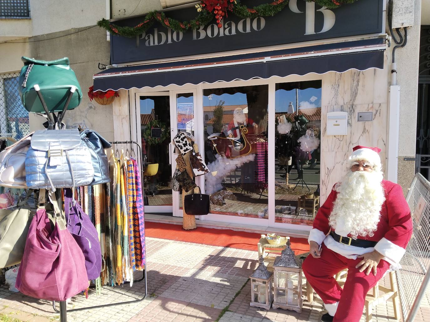 Imagen principal - Los comerciantes clausuran el Mercado familiar navideño con menos ventas que en ediciones anteriores