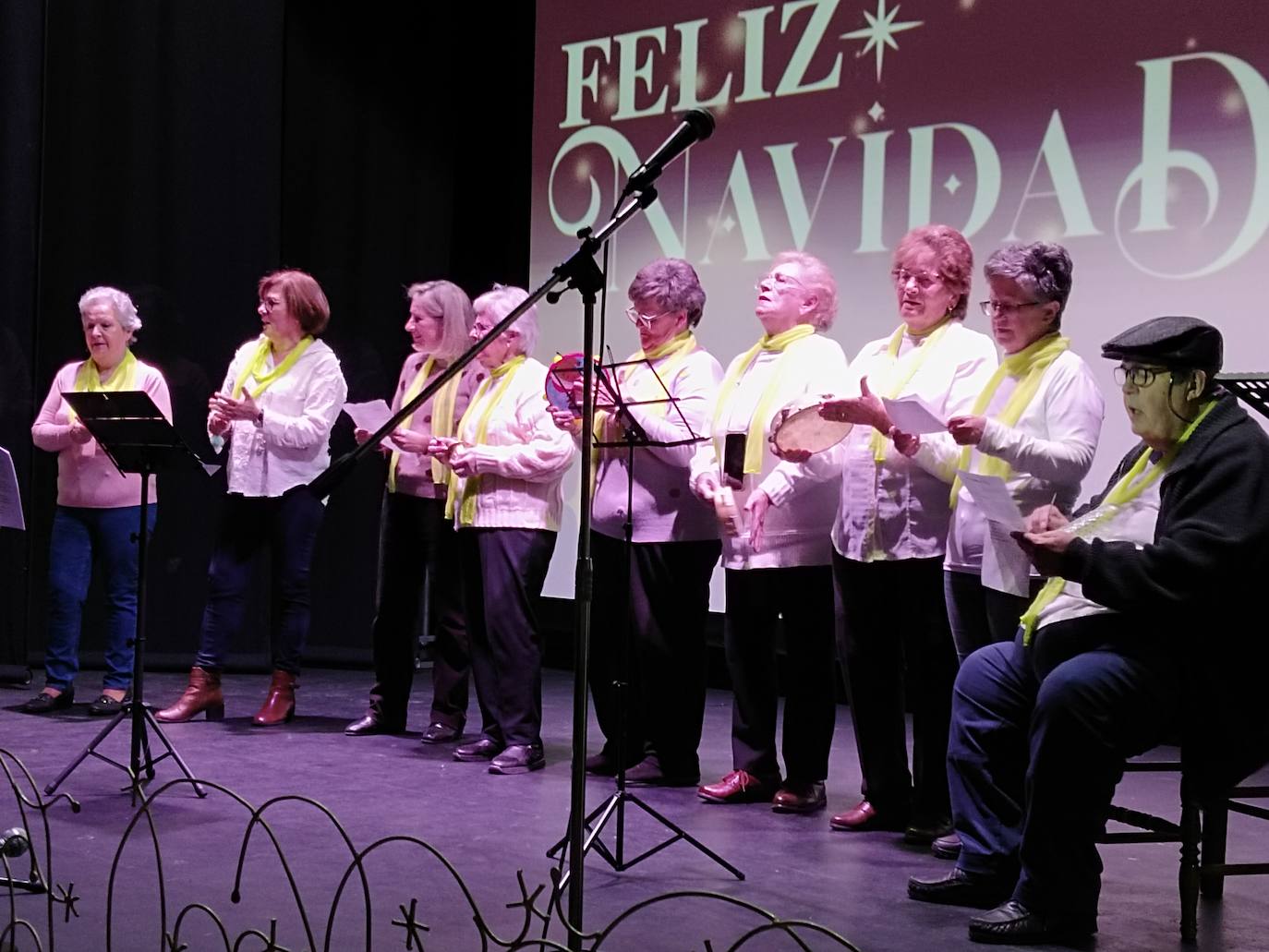 Más de 80 vecinos refuerzan la tradición de cantar villancicos