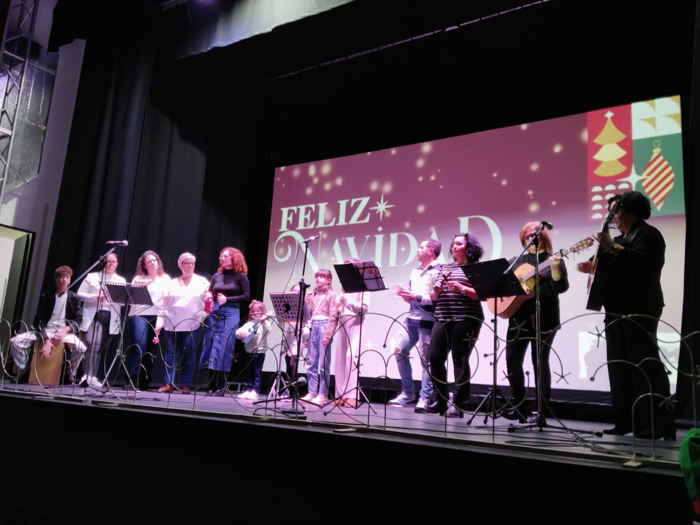 Más de 80 vecinos refuerzan la tradición de cantar villancicos