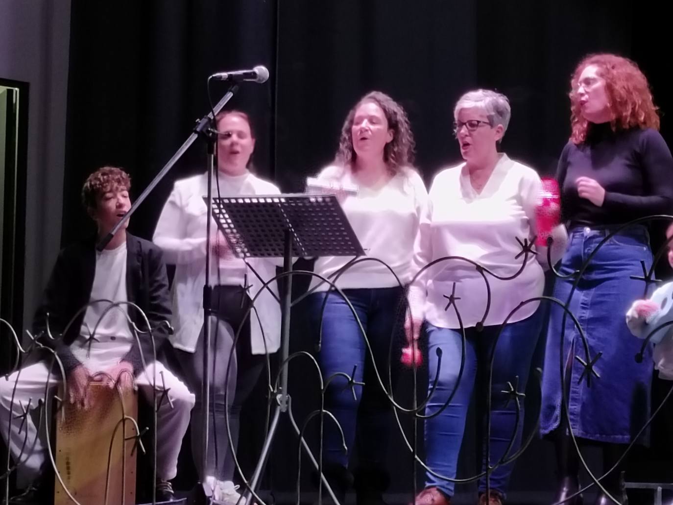 Más de 80 vecinos refuerzan la tradición de cantar villancicos