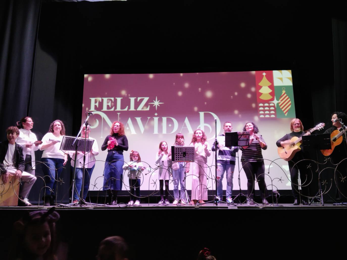 Más de 80 vecinos refuerzan la tradición de cantar villancicos