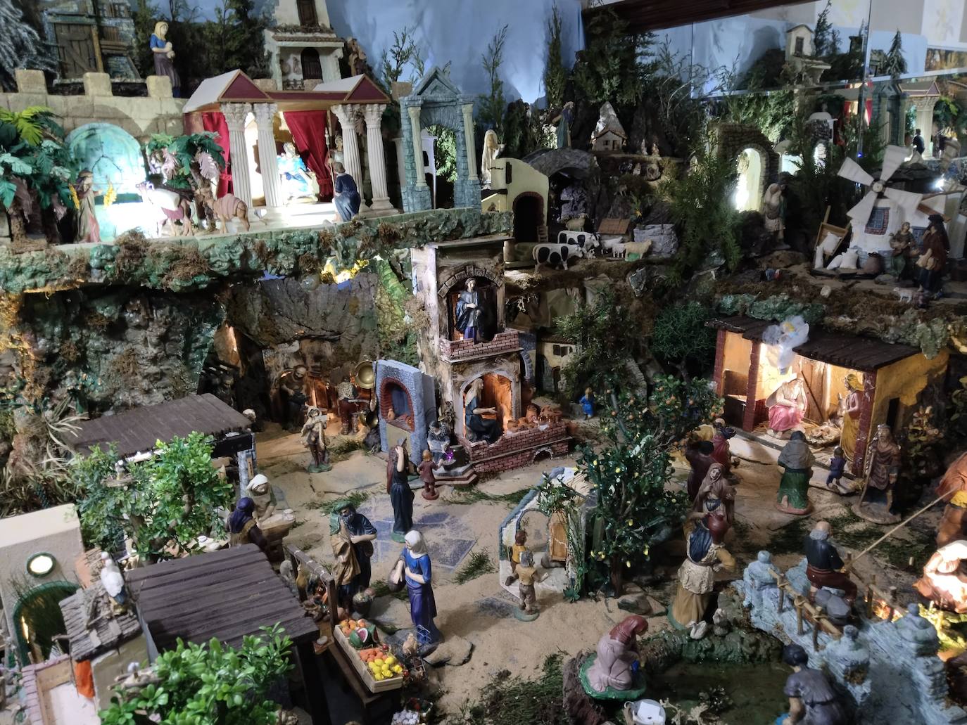 Imagen principal - El belén de Amado Lucas y Paqui Mendo, una tradición que este matrimonio mantiene desde hace 40 años