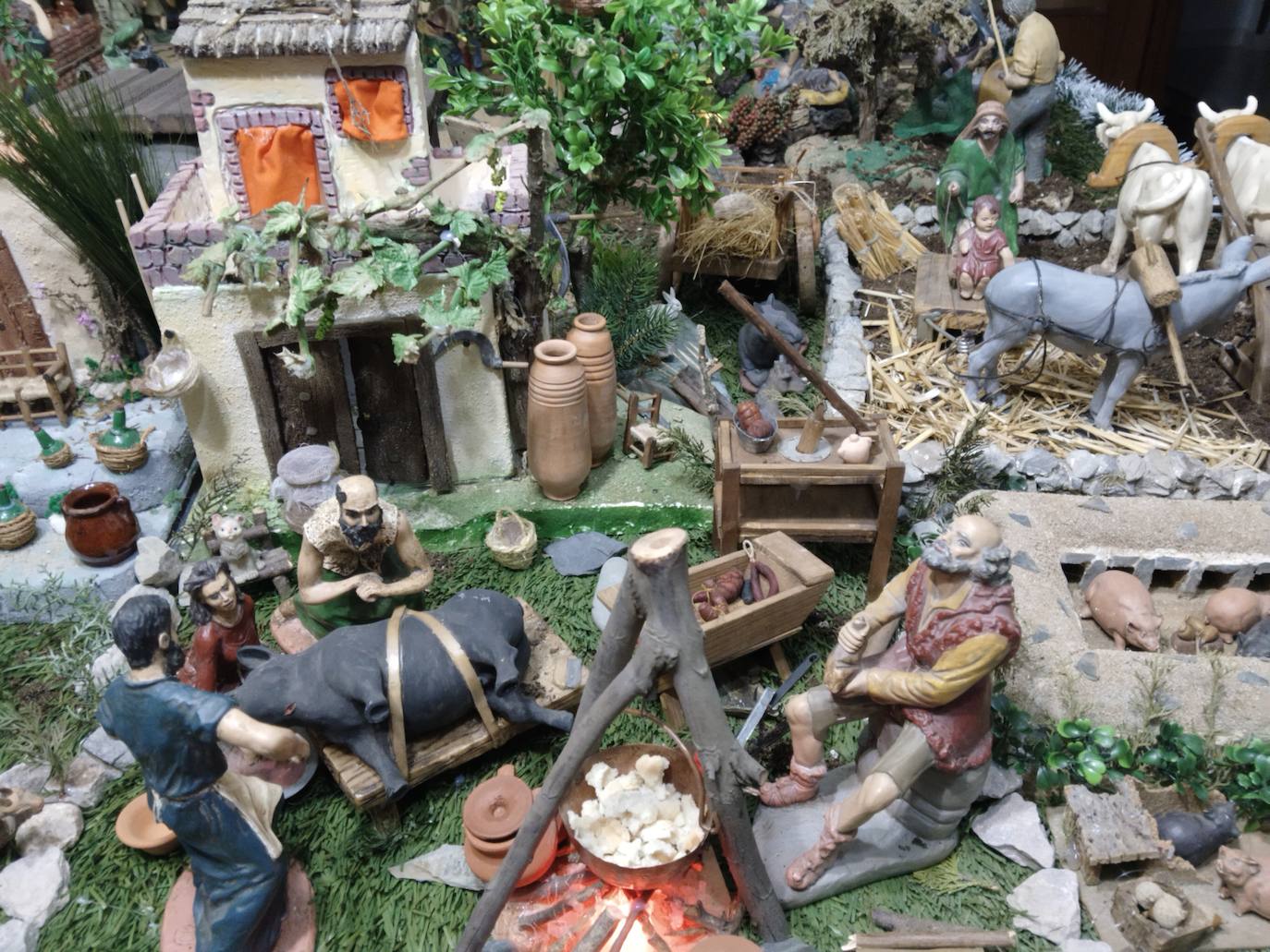 Imagen principal - El belén de Amado Lucas y Paqui Mendo, una tradición que este matrimonio mantiene desde hace 40 años