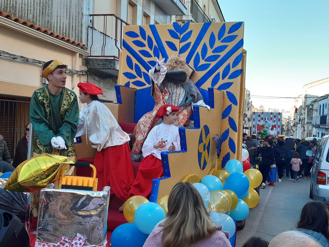 Imagen secundaria 1 - Tarde de ilusión en Casar de Cáceres por la llegada de los Reyes Magos