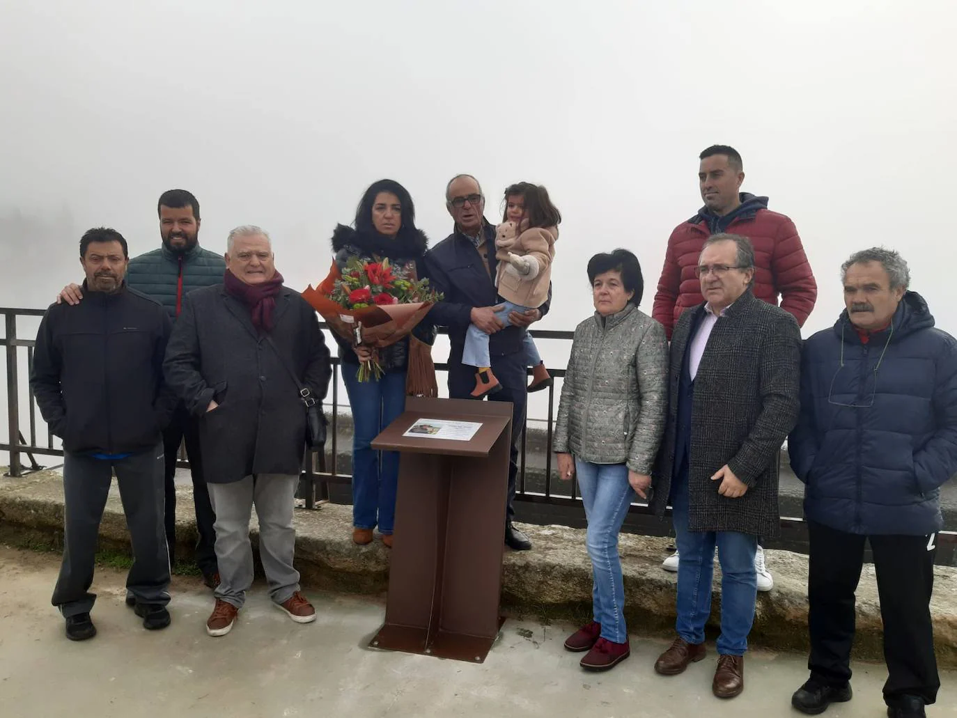 Integrantes de la directiva de la Sociedad de Pescadores, hijos de Chiquitín y el alcalde, Rafael Pacheco, tras descubrir la placa conmemorativa, junto al muro de La Charca. 