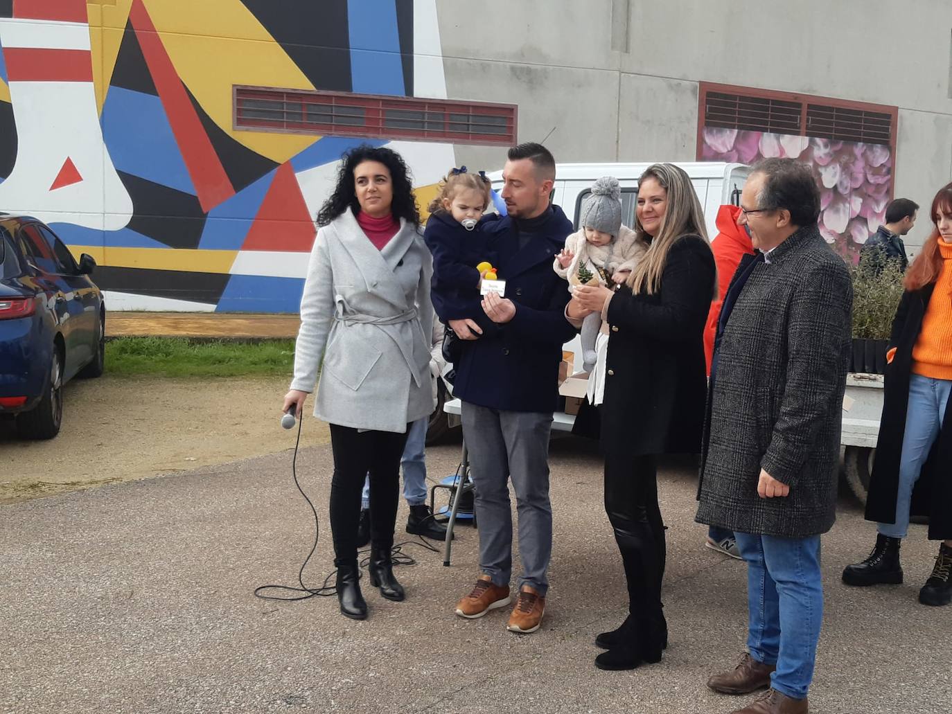Imagen secundaria 1 - Casar de Cáceres amplía su gran bosque con 61 nuevos nombres de niños casareños