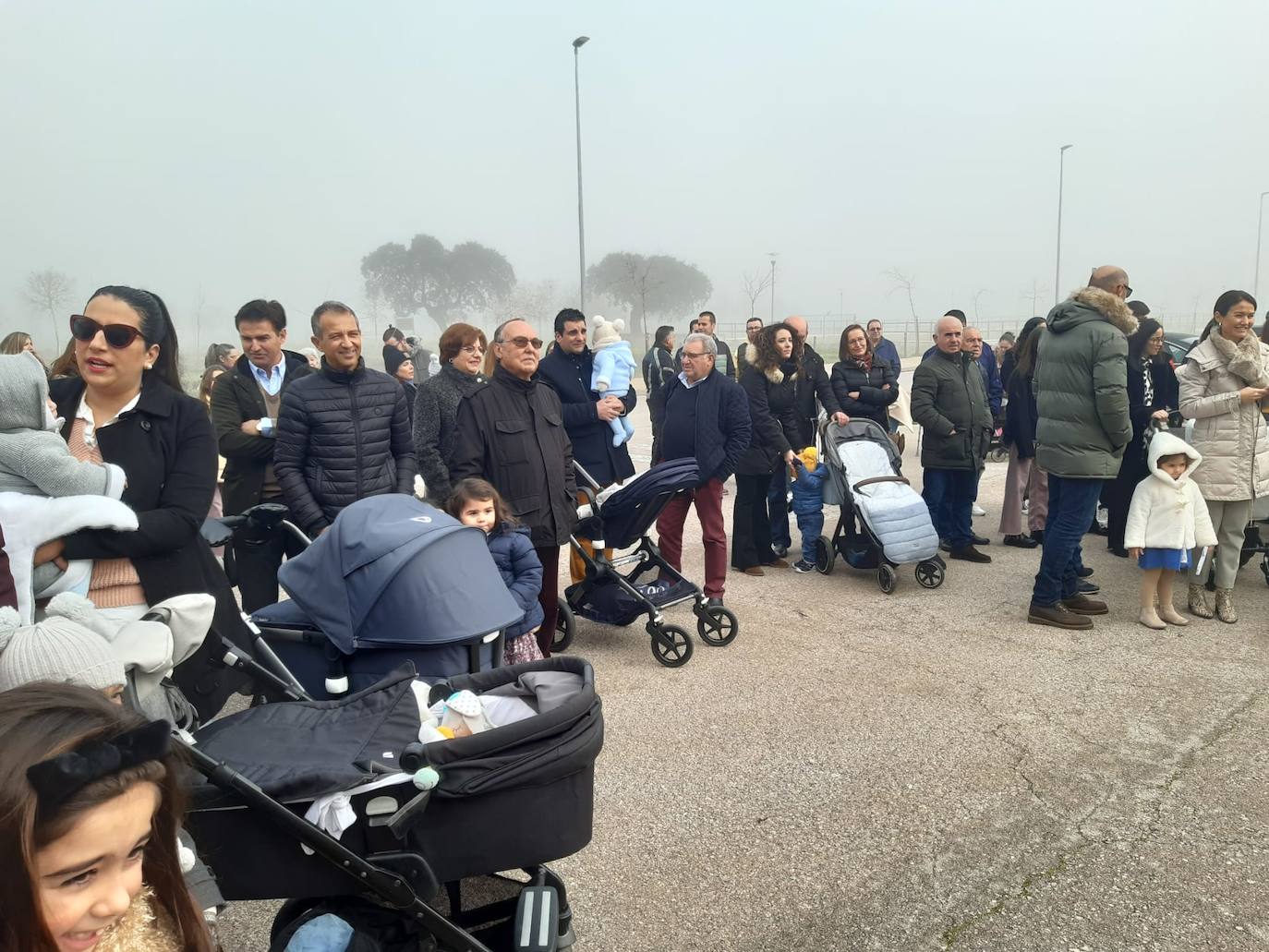 Imagen principal - Casar de Cáceres amplía su gran bosque con 61 nuevos nombres de niños casareños