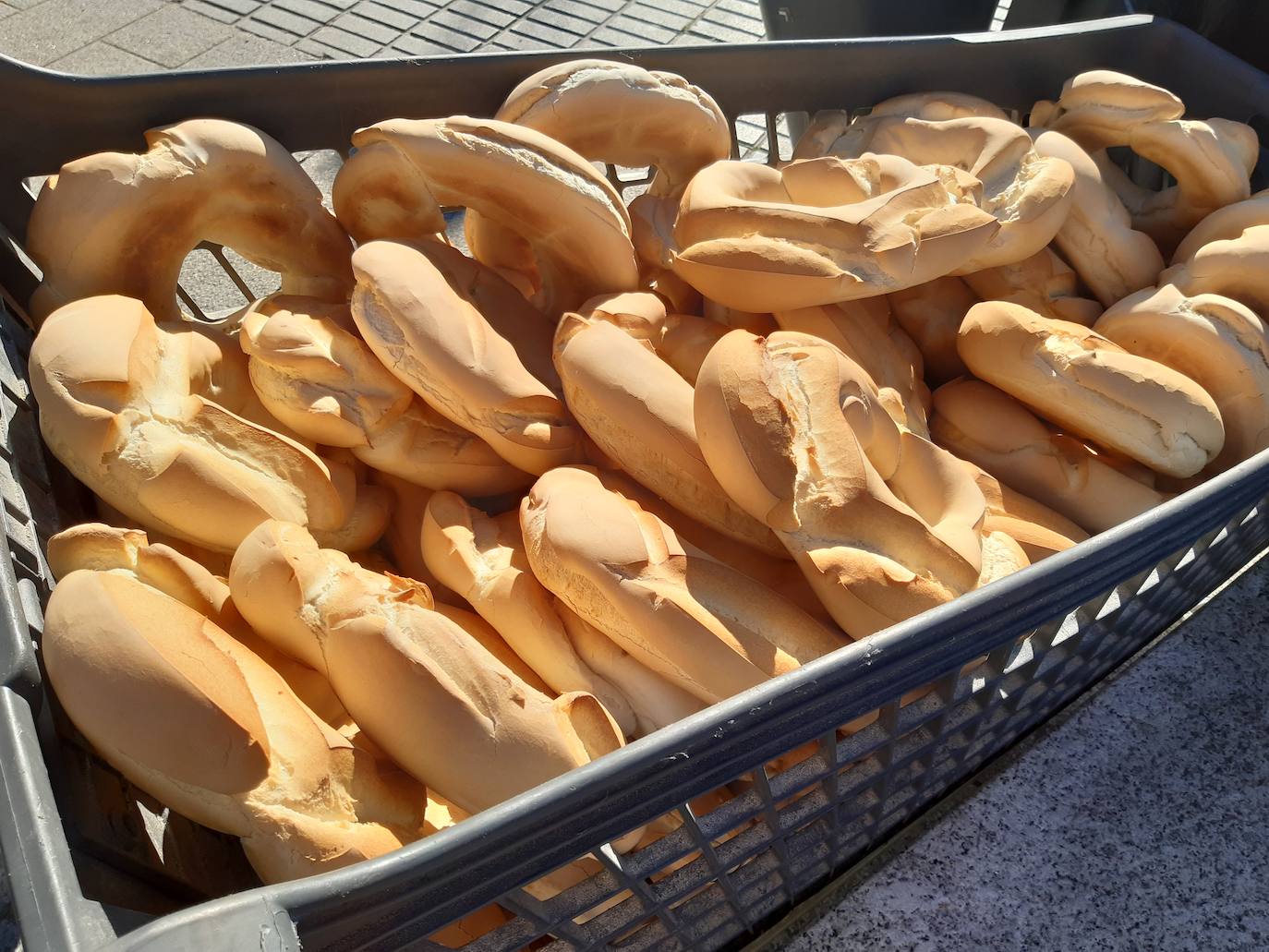 Imagen secundaria 2 - Los casareños han acudido a buscar las roscas. Álvaro Maya junto a su madrina Loli. Se han vendido 2.000 roscas de San Blas. 